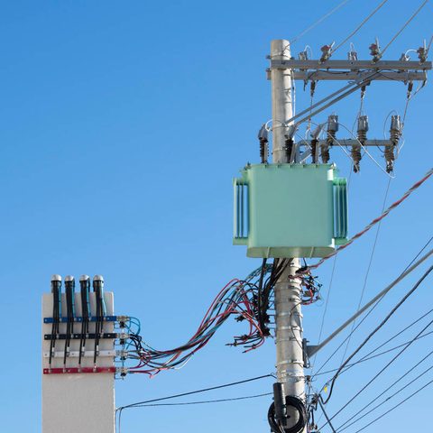 Banaketa-transformadorea zutoin elektriko batean